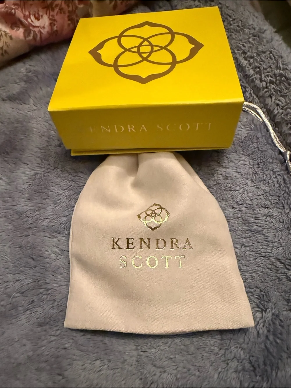 Kendra Scott Neutral Beige Jewelry Pouch with Gold Logo - Picture 5 of 5